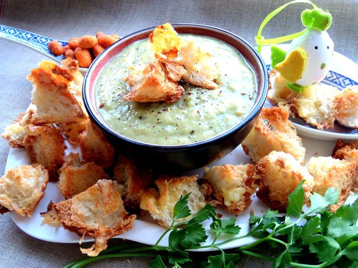 Французский чесночный суп с сырными гренками