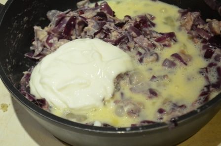 Ароматный пудинг из красного лука