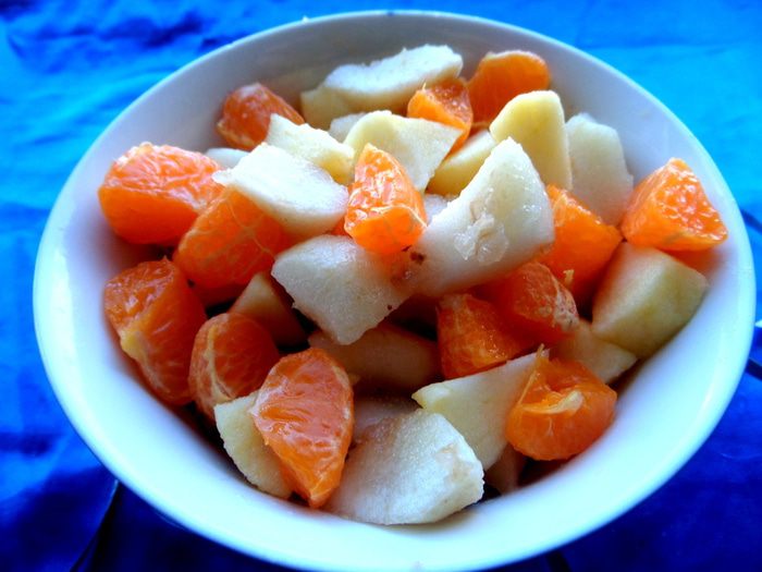 Фруктовый салат с овсяной крошкой и сгущенкой