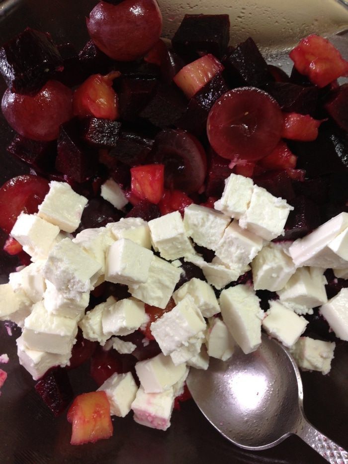 Салат со свеклой, фруктами и фетой