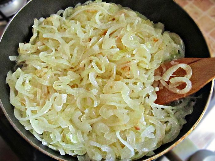 Луковый пирог со шпиком и сыром Джюгас 