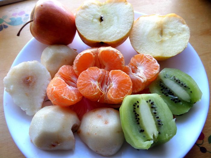 Фруктовый салат с овсяной крошкой и сгущенкой