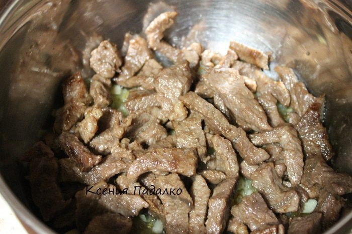 Гуляш из говядины со сметаной