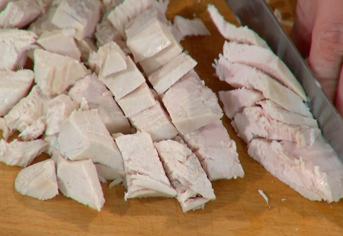 Паста с курицей, оливками и соусом песто 