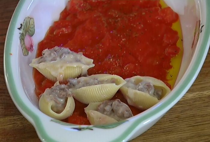 Фаршированные макароны под соусом бешамель 