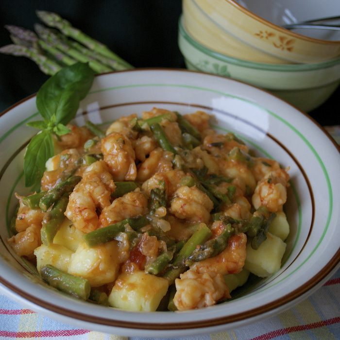 Ньокки с креветками и спаржей