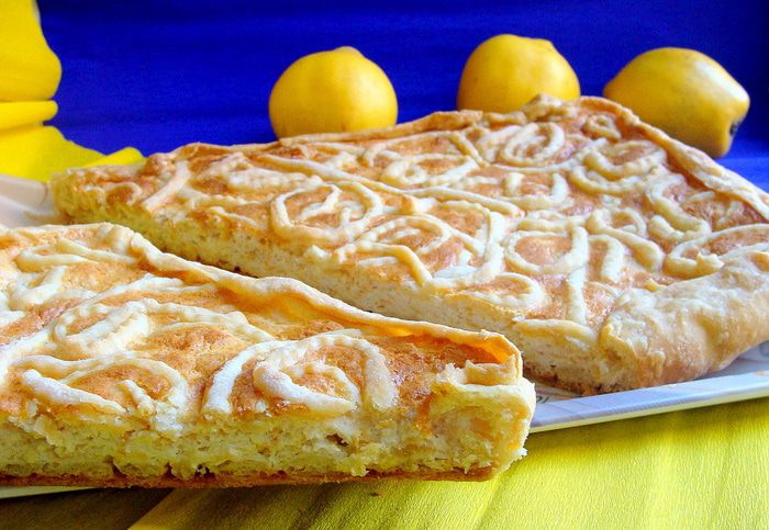 Творожно-белковый пирог с айвой