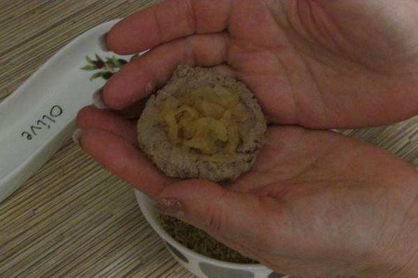 Печеночные шарики с жареным луком в фисташках