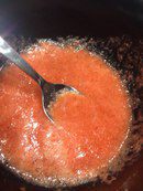 Легкий салат с дыней, куриной грудкой гриль и клубничной заправкой