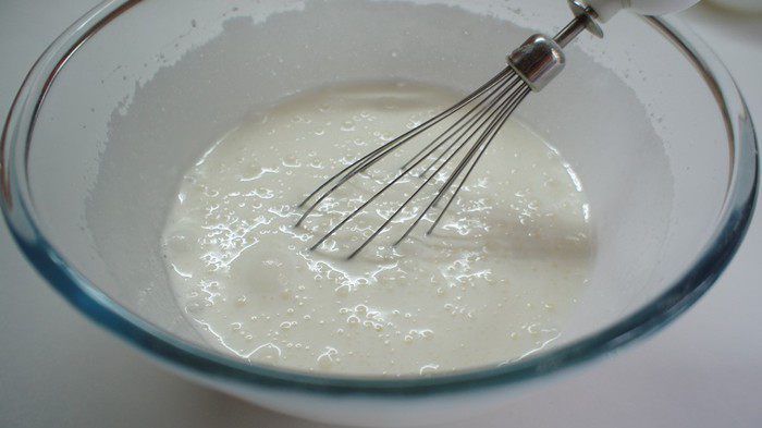 Воздушный кунжутный пирог с черникой