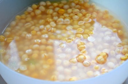 Лепешки с горохово-чесночной начинкой