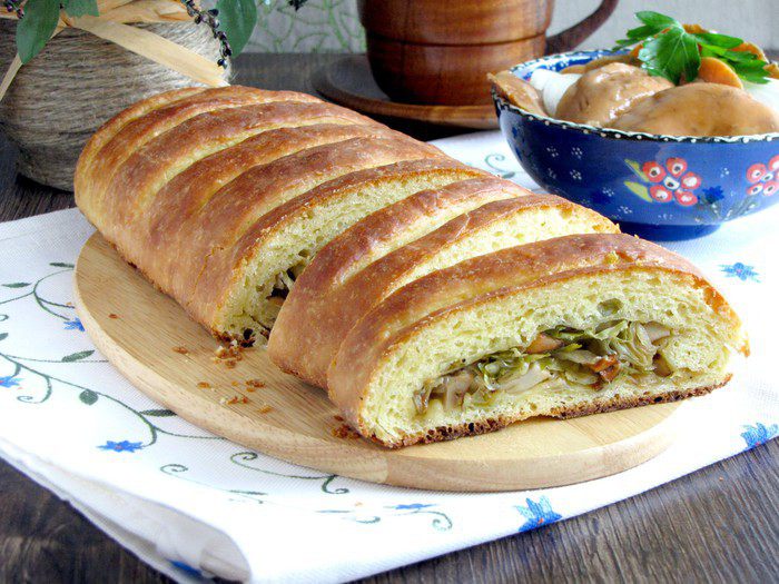 Кулебяка с капустой и солеными грибами