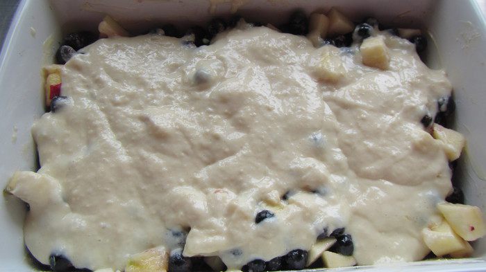 Кобблер с яблоками и черной смородиной