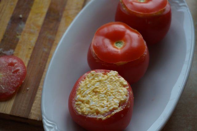 Помидоры, фаршированные еврейским салатом