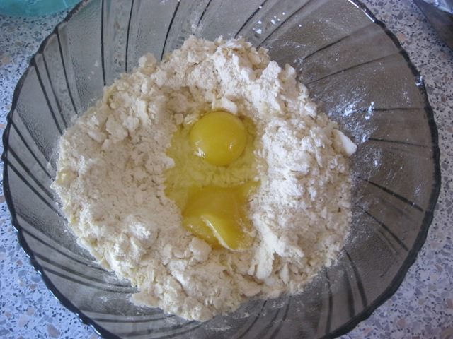 Песочный пирог с творогом и клубничным джемом