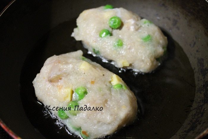 Котлеты из судака с зеленым горошком