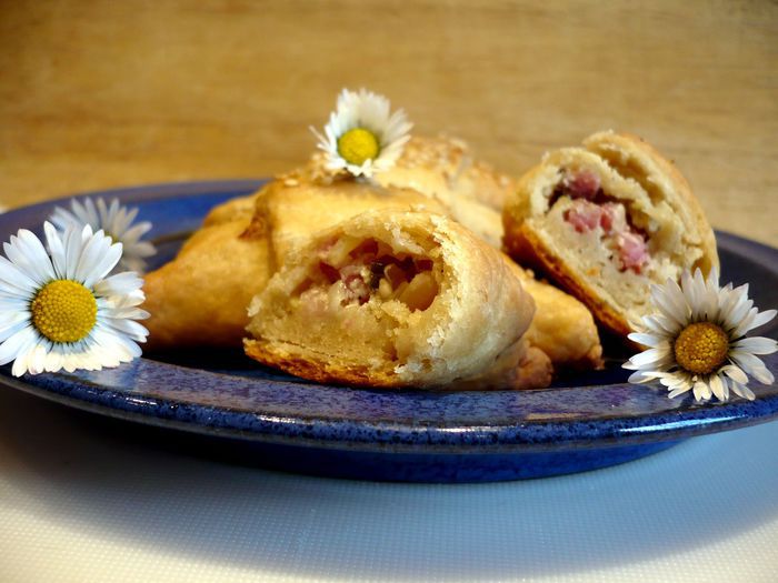 Рогалики с беконом «Пластилиновая ворона»