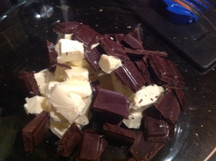 Шоколадный торт с миндалем