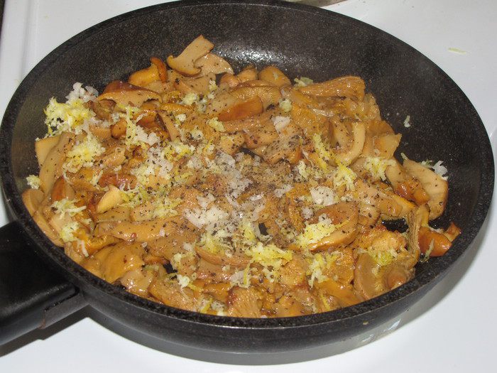 Пикантный салат с лисичками