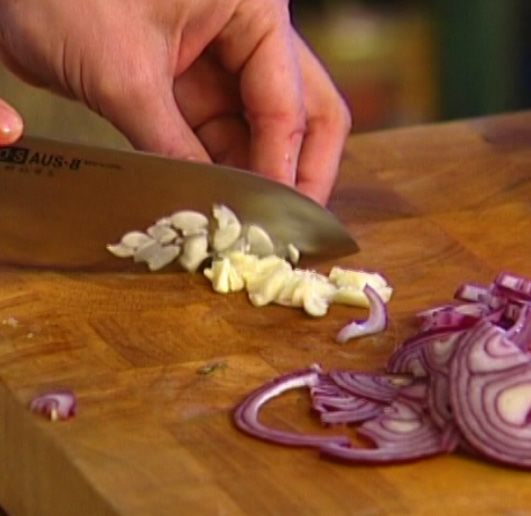 Салат из красной фасоли с тунцом и цикорием