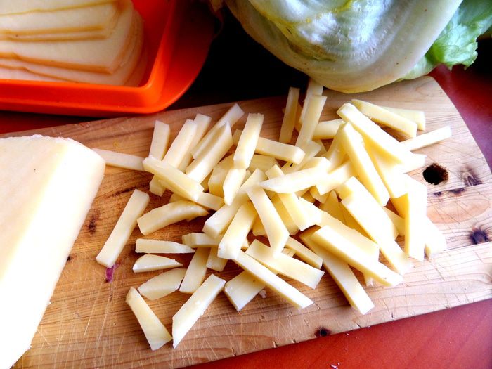 Сырный салат с оливками и авокадо