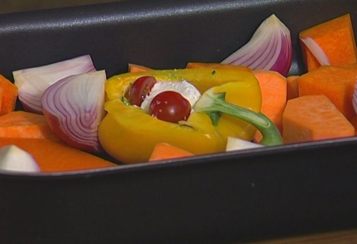 Запеченные овощи с соусом песто из грецких орехов