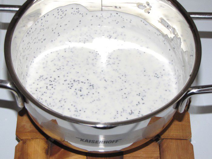 Спагетти с грибами под сметанно-маковым соусом