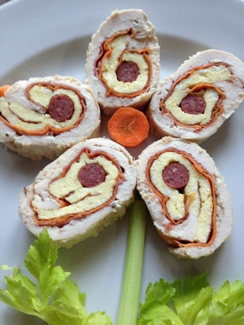 Куриный рулет с омлетом и охотничьими колбасками