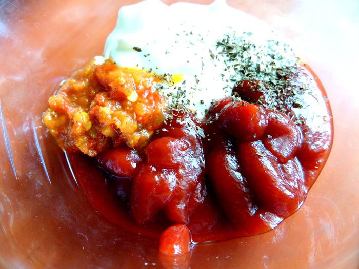 Печень в горшочке в сметанно-томатном соусе с овощами