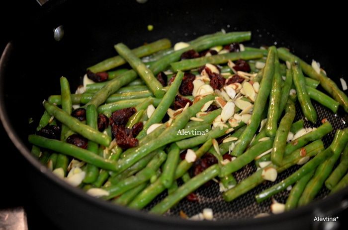 Зеленая фасоль с миндалем и клюквой