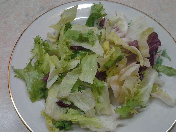 Овощной салат с курицей и соусом блю чиз