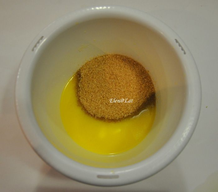 Карамельный кекс с шоколадом и орехами