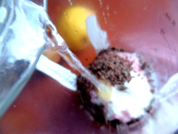 Прохладный коктейль из мороженого с черникой