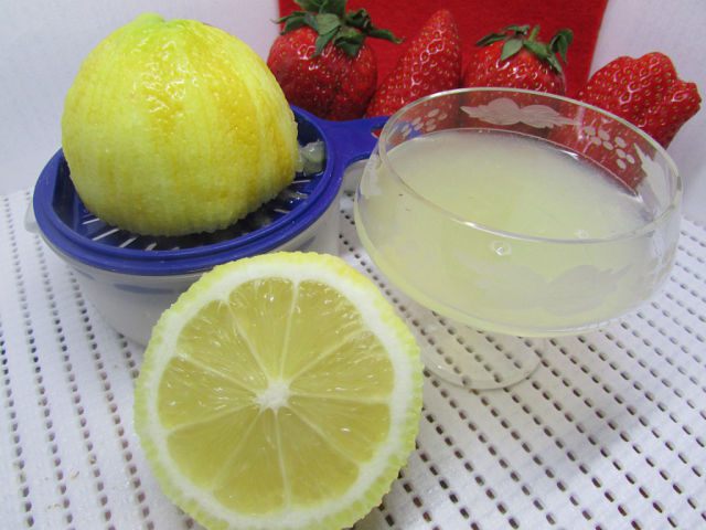 Клубнично-лимонный холодный суп с нежными клецками