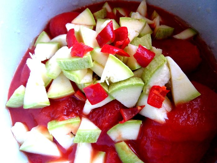 Баварские колбаски с итальянской пастой под сырным штрейзелем