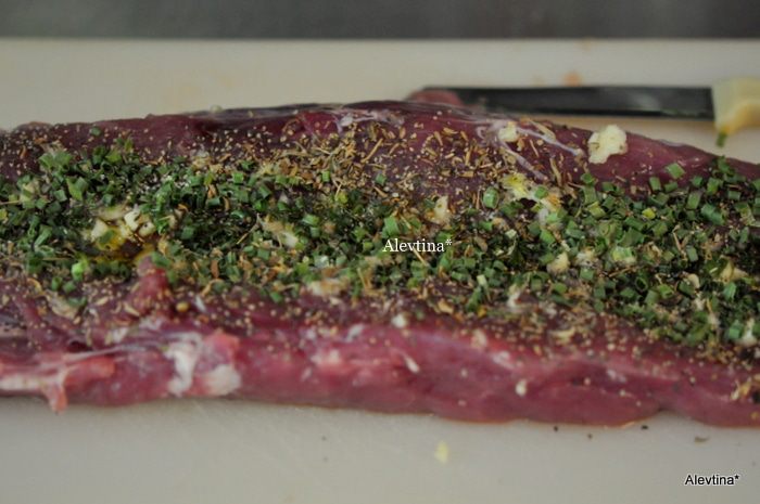 Свинина с начинкой из лука и чеснока