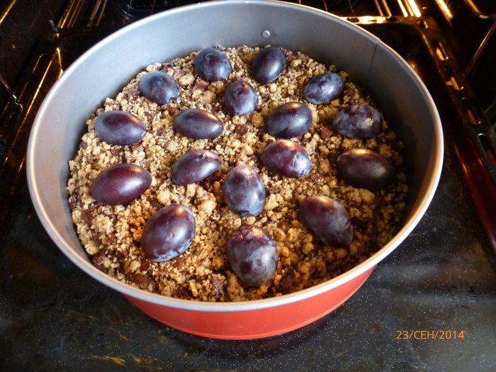 Шоколадный пирог со сливами и штрейзелем