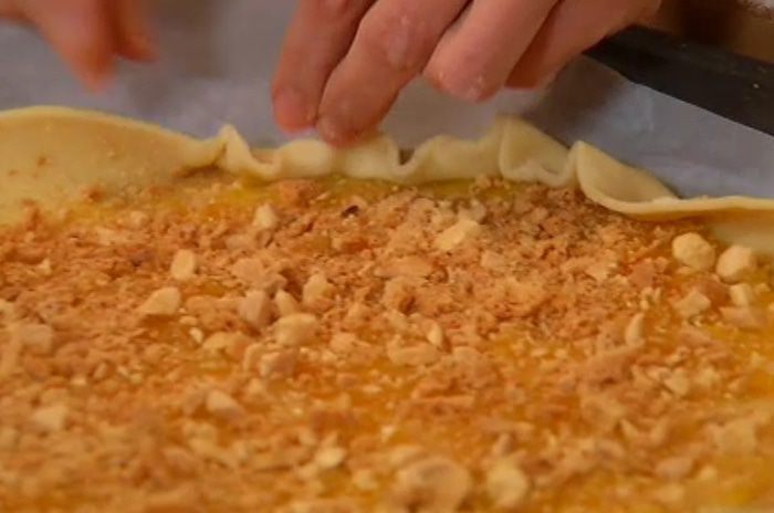 Быстрый пирог с апельсиновым джемом, орехами и амаретти 