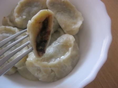 Вареники с черносливом, грецкими орехами и медом