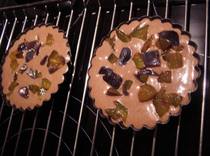 Шоколадное пирожное &amp;quot;Экспромт&amp;quot; со сливочным кремом и сливой