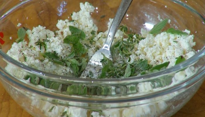 Цыплята, фаршированные творогом, грудинкой и виноградом
