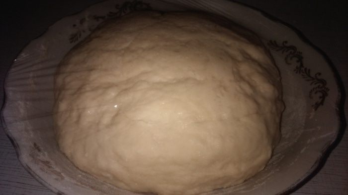 Сладкая булка с изюмом