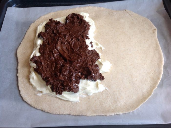 Кальцоне с рикоттой и шоколадной пастой