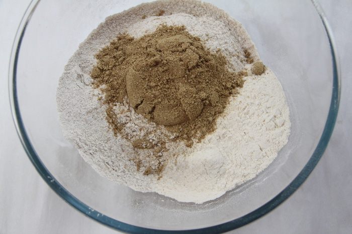 Домашний хлеб с сушеными грибами и жареным луком