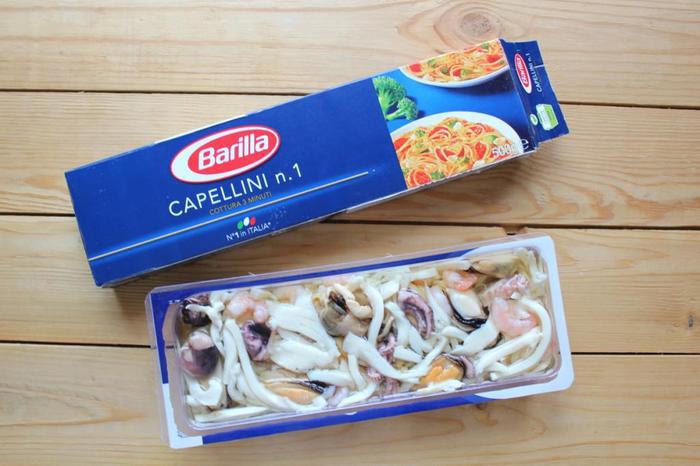 Капеллини с морским коктейлем и шампиньонами