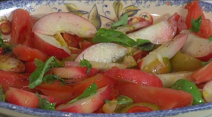 Салат из помидоров с нектаринами и базиликом 