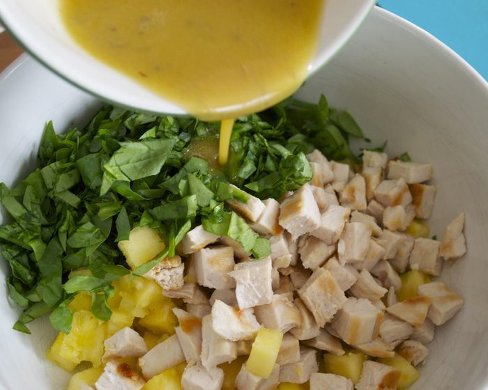 Томаты, фаршированные гавайским куриным салатом 