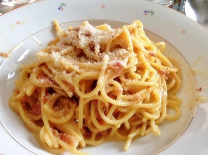 Спагетти с жареным беконом и сырно-яичным соусом 