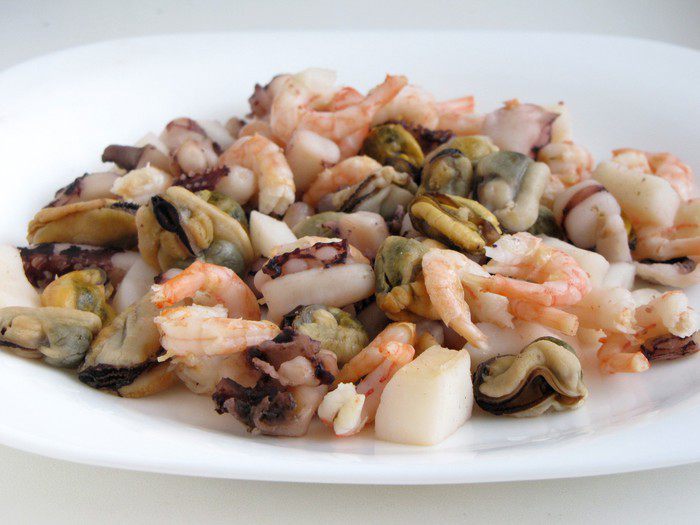 Фунчоза с морским коктейлем и зеленым горошком