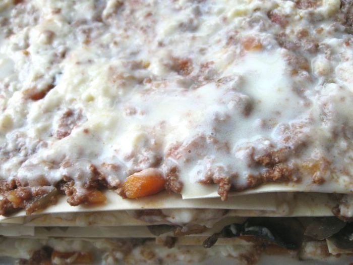 Лазанья с рагу болоньезе (ragù alla bolognese), грибами и моцареллой